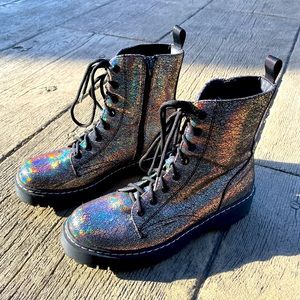Mix No. 6 Hollin Combat Boot
Size: 9 Color: Silver/Iridescent Metallic